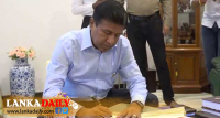 ජනාධිපති ධුර අපේක්ෂක විජයදාස රාජපක්ෂ නාමයෝජනා සඳහා අත්සන් තබයි