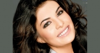 ජැකලින් ගහෙන් වැටේ