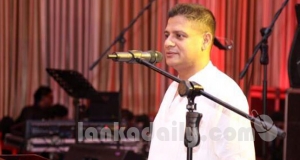 දෙරණ දිලිත්, හැංගි හැංගි බැන්ද වෙස් මූණු, ප්‍රසිද්ධියේ ගලවයි