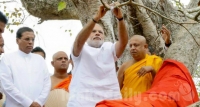 මෝදි ජය ශ‍්‍රී මහා බෝධිය වැද පුදා ගනී(photos)