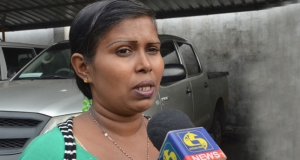 පොලිස් පහර කෑ කාන්තාව මානව හිමිකම් යයි(Video)