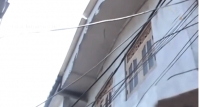 ගම්වාසීන්ට සිය බලය පෙන්වන ආරක්ෂක අංශ නිලධාරියා(වීඩියෝ)