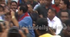 පාක්ෂිකයෙක් රත්තරන් ගැන අහයි.. මහින්ද පහර දී පැන ගනියි(video)