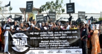 ජාතිවාදයට එරෙහි ‘කලු විරෝධය’ (photos)