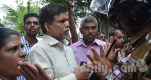 ගුටිකෑ විමල්ගේ දොස්තරට උතුර දකුණ මාරුවෙලා