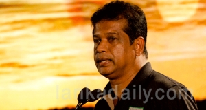 ලාල් කාන්තට ගෙදරින් බාල්දියක් !
