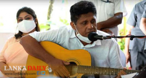 රට ගිනි ගනිද්දී, ගිටාර් ගැසීම....