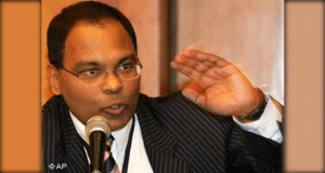 මහාචාර්ය රොහාන් රජය කළ වරදක් පෙන්වා දෙයි.