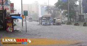 වර්ෂාවෙන් යට වූ ආමර් වීදියේ රථවාහන තදබදයක්