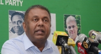 ජාත්‍යන්තර විශේෂඥයන් තිදෙනා ලොක්කන් බේරාගැනීමට කප් ගැසූවන්