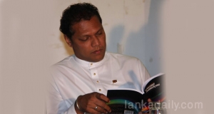 දයාසිරි රජෙක් හදන්නට පොතක් පෙරළයි
