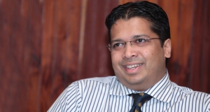 පහර දුන් දවසේම ඉල්ලා අස්වීම දුන්නා