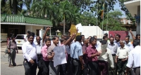 මධ්‍යම තැපැල් හුවමාරුව ඉදිරිපිට උද්ඝෝෂණයක්