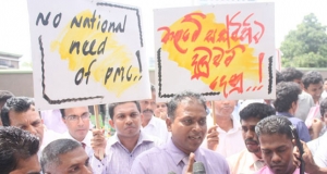 වෛද්‍ය උපාධි කඩවලට එරෙහිව වෛද්‍යවරුන් පෙළපාලි යයි