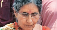 මෝදිගේ බිරිද බස් එකේ යද්දී ආරක්‍ෂකයින් රජයේ වාහනවලින් යයි