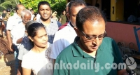 කබීර් හෂීම් පි‍ටුපසින් ජනතාව පෙළ ගැසේ
