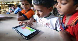 පාසල් සිසුන් සඳහා ටැබ් පරිගණක බෙදාදෙයි