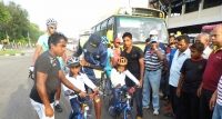 අවුරුදු 5ක දරු දෙදෙනක් බයිසිකලයෙන් ගිනස් පොතට