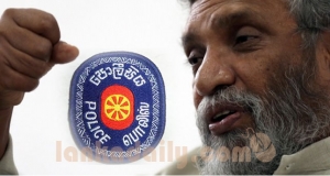 පොළිස්පති මැකෝ ගේ පැත්ත ගනී