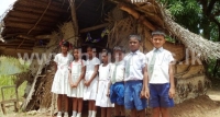 පොල් අතු සෙවනේ අකුරු කරන දරුවන්