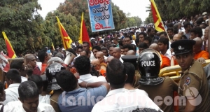 අධිකරණ නියෝගයත් නොතකා මහින්දගේ ආධාරකරුවෝ විරෝධතාවයේ(photos)