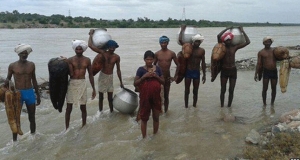 රෝහලක් සොයා කිලෝමීටරයක් දියඹ තරණය කළ අම්මා