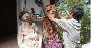 මිය ගියත් වසරක් පාසා අලුත් ඇඳුම් අඳින මිනිස්සු