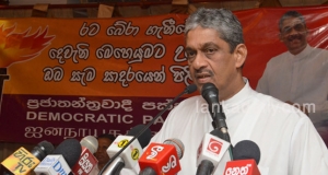 මහින්ද ෆයිල් කවර අතේ තියන් ඔඩොක්කුවේ සිටින හොරුන්ට කිරි පොවනවා