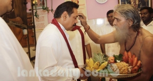 මහින්ද ඊයේ රාත්‍රියේ කතරගම දෙවියන්ට කන්නලව්වක් කරලා
