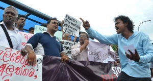 මාධ්‍ය වේදීන් නිදහස ඉල්ලා මහපාරේ!