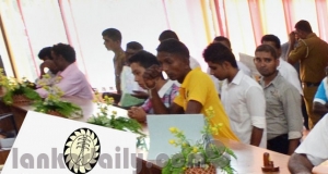චම්පිකගේ කතාවලට විසිල් ගහන්න විදුලිබල සේවකයන්ට රාජකාරියක් පවරලා