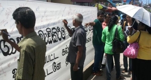 විවෘත විශ්වවිද්‍යාලීය සිසුන් මහජන විරෝධතා බැනරයක් අත්සන් කරයි
