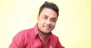 මහින්දගේ තේමා ගීය හැදු පේෂල ස්වරය මාරු කරයි