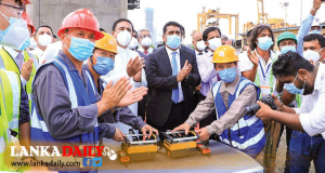 කොපමණ බල්ලො බිරුවත් අපි යන ගමන නතර කරන්නේ නැහැ. - ජොන්ස්ටන්