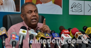 රාජපක්ෂගේ මිලිටරි කුමන්ත්‍රණය පරාජය කළේ රාජ්‍ය නිලධාරීන්.(video)