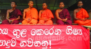 කැලණියේ සත්‍යග්‍රහයට පේරාදෙණි ශිෂ්‍ය භික්ෂූන් එක්වෙයි(PHOTOS)