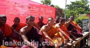 භික්ෂු කප්පාදුවට එරෙහිව සංකේත සත්‍යග්‍රහයක්(photos)