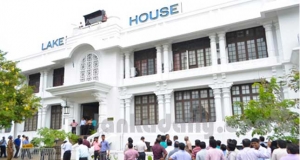ලේක්හවුස් සභාපති, මංගලට ඕනෑ විදිහට යන්න බෑ කියයි