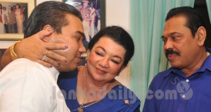 මහින්ද හාන්සියි. නාමල්ට වැලේවැල් නෑ, දෙන්නම මැදමුලනේ ගෙදර