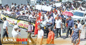 ඉල්ලීම් ඉල්ලා ගුරුවරු පාරට බසී ! මාර්ග කිහිපයක් අවහිරයි !