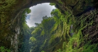 කැළයක් ගඟක් වෙරළක් සහිත අරුම පුදුම ගුහාව