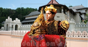 දළදාවට පිදු රන් අාභරණත් දෑල බණ්ඩාර උස්සලා