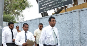 හර්ෂ ද සිල්වා අල්ලස් කොමිසමට යයි(ඡායාරූප,වීඩියෝ)