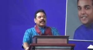 මහින්දට වේදිකාවෙන් බැහැල යන්න වෙච්ච හැටි