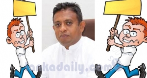 චන්දිම වීරක්කොඩිත් එපා කියා ගාලු පාරේ විරෝධතාවක්