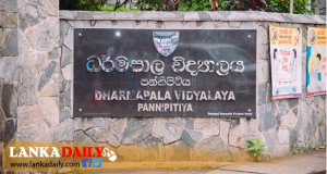 පිළිතුරු පත්‍ර ඇගයීමට ගවුම්වලින් සැරසී පැමිණි ගුරුවරියන් පිරිසක් හරවා යවයි
