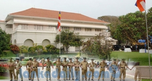 පැ‍රැදුනත් යන්නේ නෑ වගේ ! අරලියගහ මන්දිරයට 3000ක් පොලිස් බල ඇණියක් කැඳවයි !!