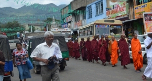 භික්ෂුන් වහන්සේ ඡන්ද පිණ්ඩපාතයේ !