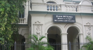 නීති විද්‍යාලයේ ප‍්‍රශ්ණ පත‍්‍ර අවුලක්