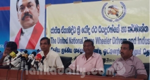 ත්‍රීරෝද රථ රියදුරෝ මහින්දගේ පාරට හැරෙති